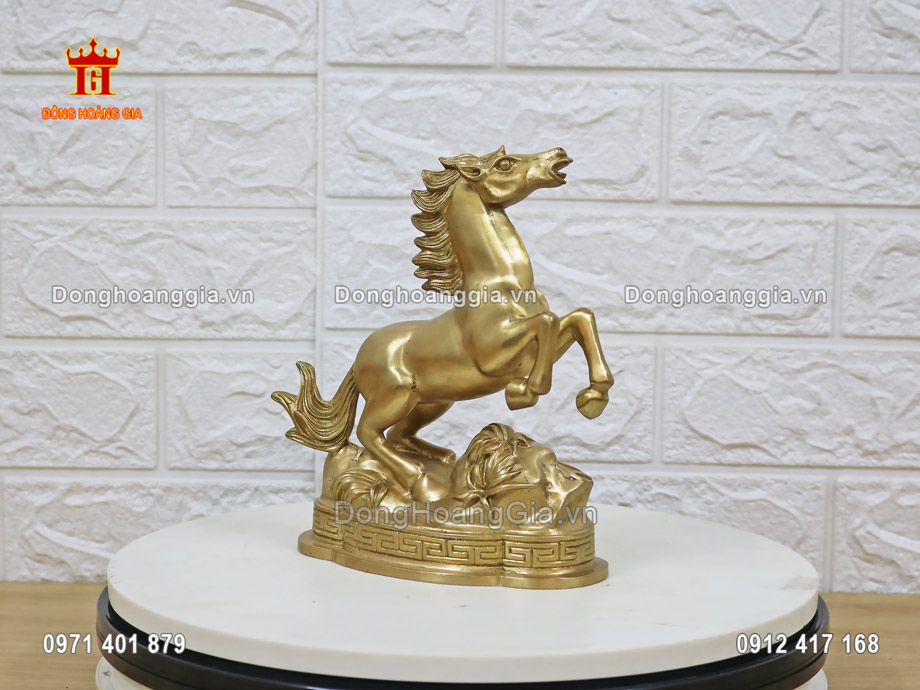 Pho tượng ngựa được đúc hoàn toàn từ nguyên liệu đồng vàng thau cao cấp